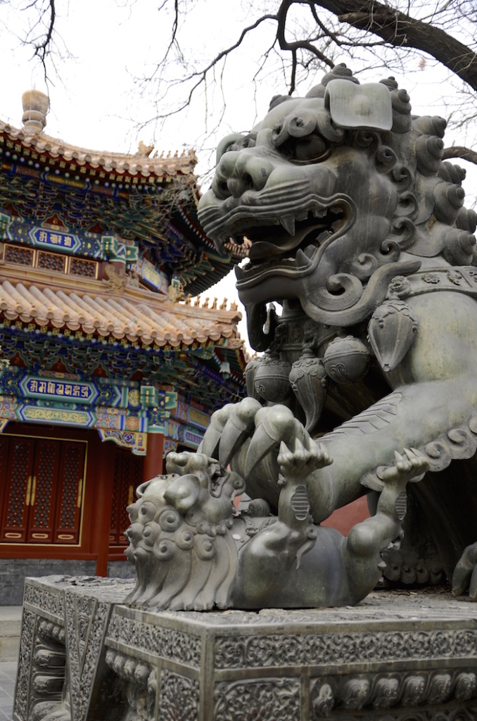 Neben dem Mönch gibt es auch Löwenfiguren im Lama Tempel in Peking